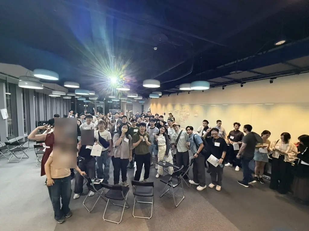 九月場的大合照，一百多位參加者在會場揮手